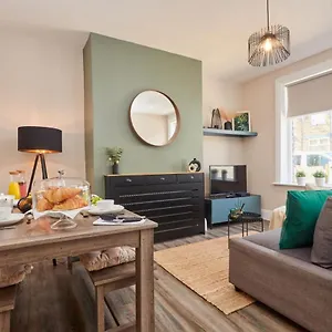  Holiday home 10 Percent Off - 3 Nights - Leeds - Bradford - Free Parking